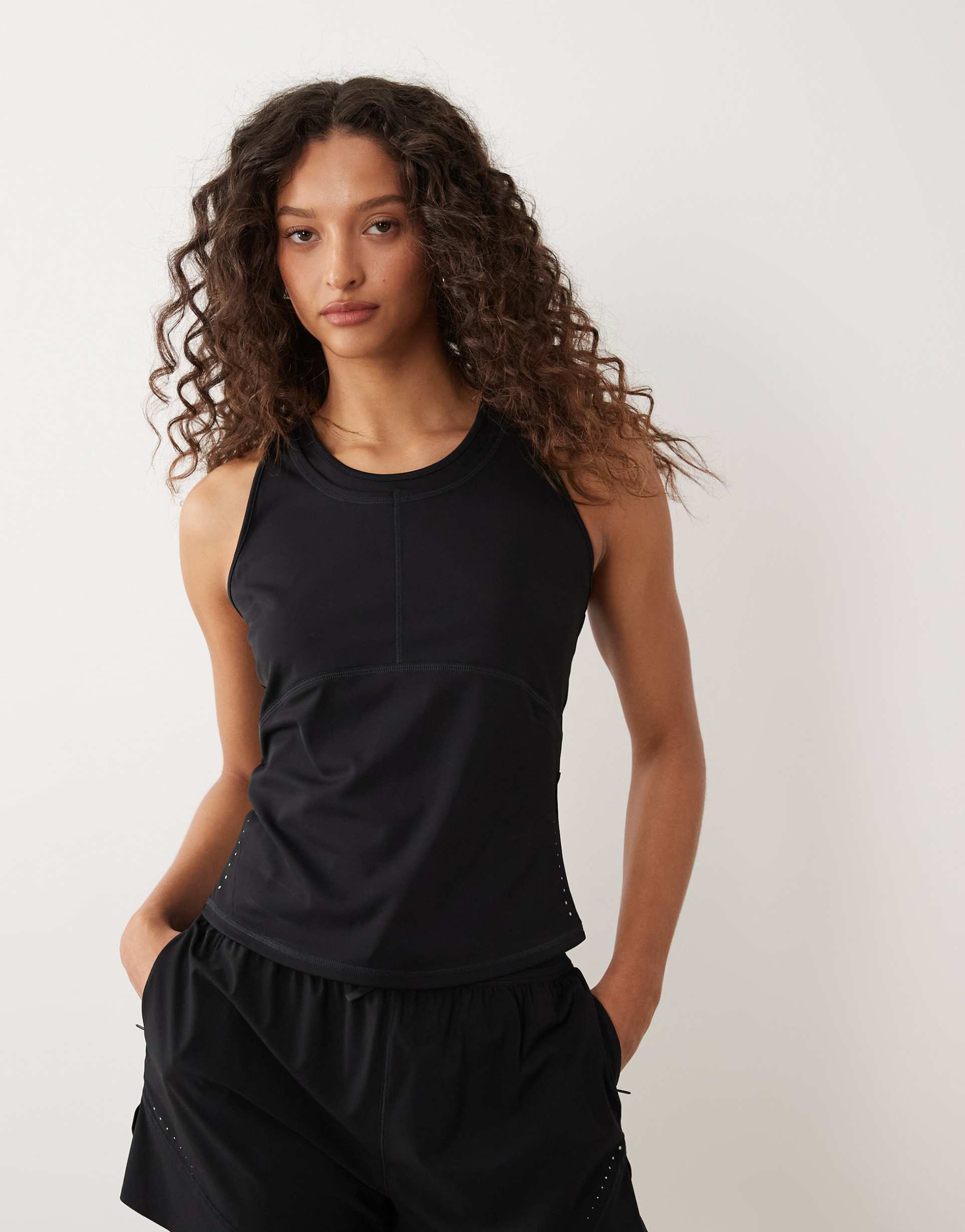 sweaty betty runner's high three pocket tank in black