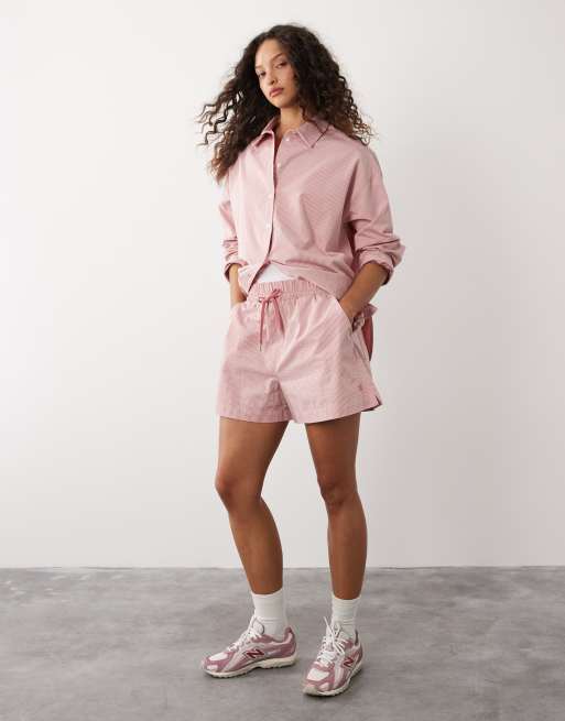 Sweaty Betty – Summer – Bunt gestreifte Shorts in Rosa und Weiß, 2 von 5
