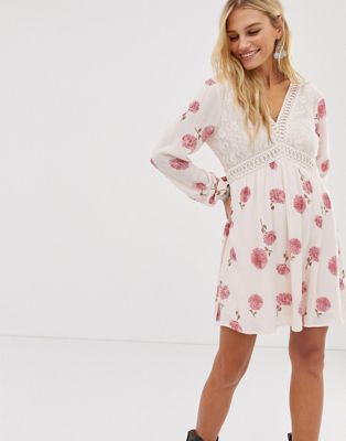Swing kjole med blonder og dyb udskæring i vintage-blomstret print fra En Creme-Pink