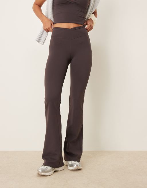 Tala – DayFlex – Ausgestellte Yoga-Hose in Braun mit hohem Wickelbund, 3 von 5