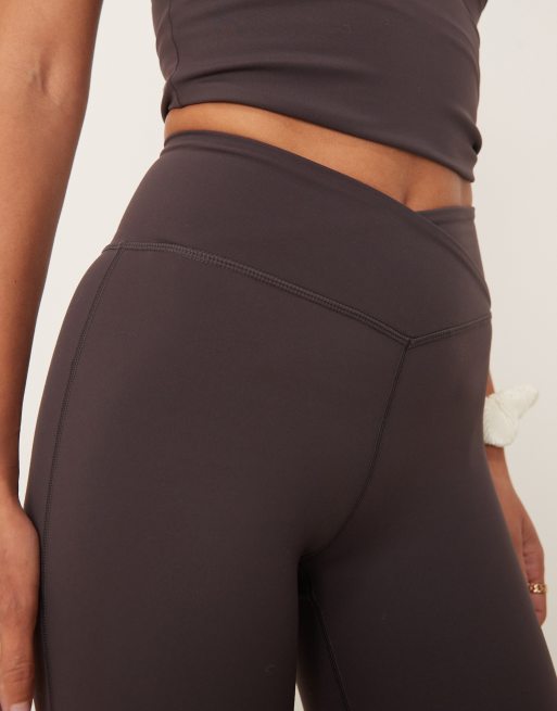 Tala – DayFlex – Ausgestellte Yoga-Hose in Braun mit hohem Wickelbund, 5 von 5