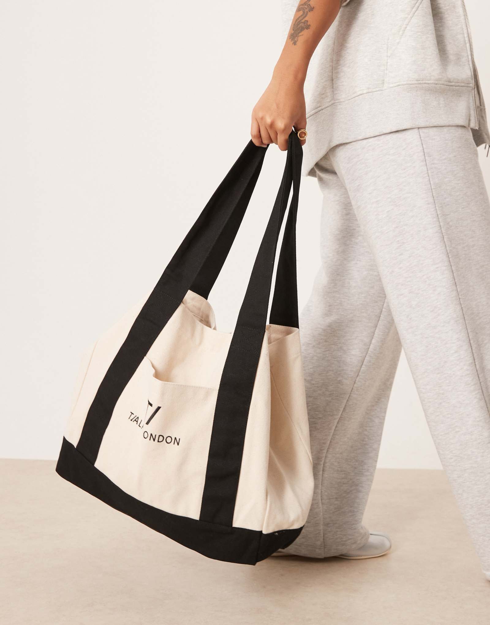 Контрастная сумка-тоут с логотипом Tala в натуральном и черном цветах