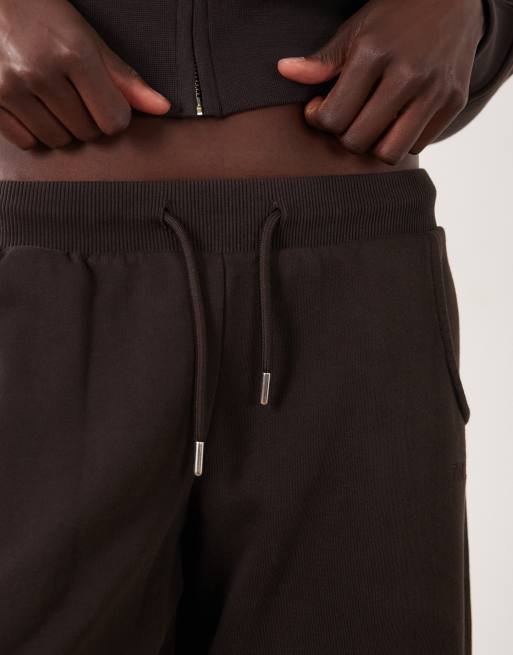 TALA mid rise pintuck barrel leg jogger in americano brown, 4 of 5