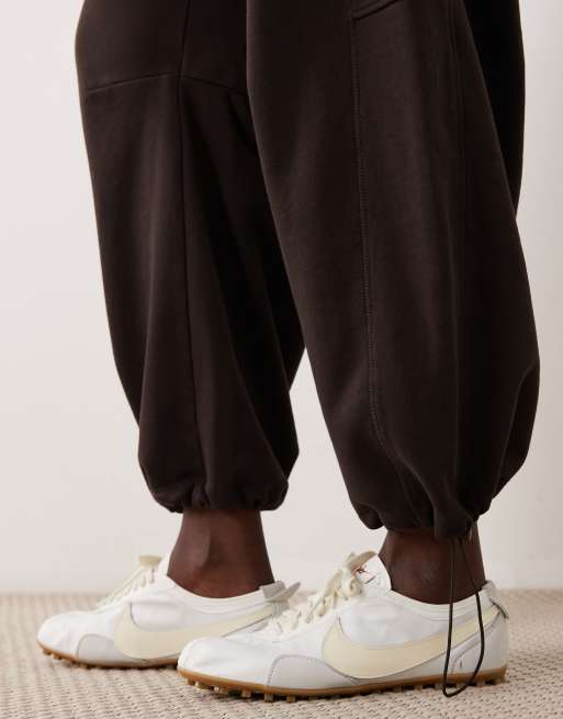 TALA mid rise pintuck barrel leg jogger in americano brown, 5 of 5