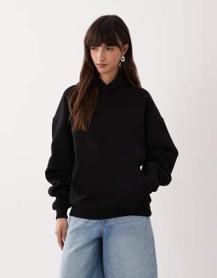 Tala - Oversize-Kapuzenpullover in Schwarz mit Logo-Stickerei