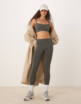 Tala - Sculpt - Nahtlose, geraffte Leggings in dunklem Olivgrün