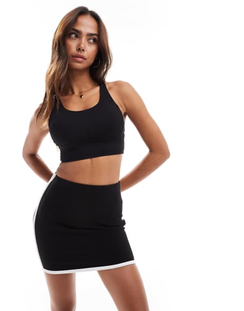 TALA – Skinluxe – Czarny biustonosz sportowy ze skrzyżowanymi ramiączkami na plecach - view 1