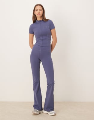 Tala - SkinLuxe - Leggings a zampa blu con vita alta a V | ASOS