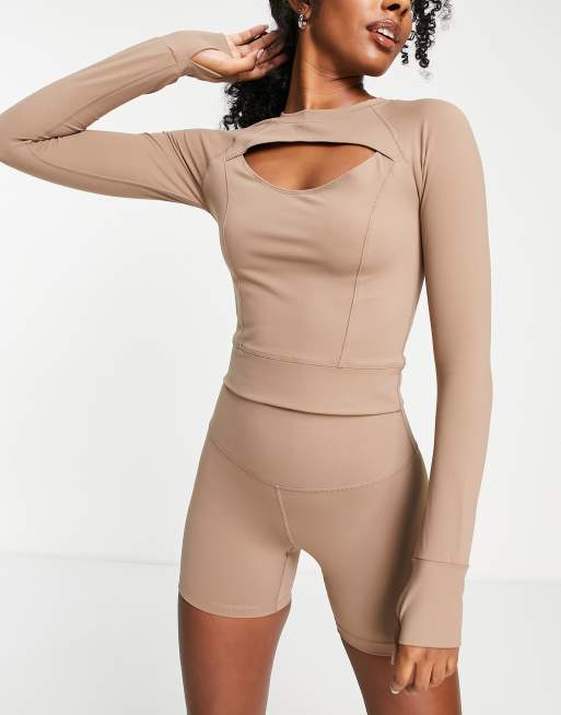 TALA - Skinluxe - Mokkabrun langærmet top med udskæringsdetalje - Kun hos ASOS