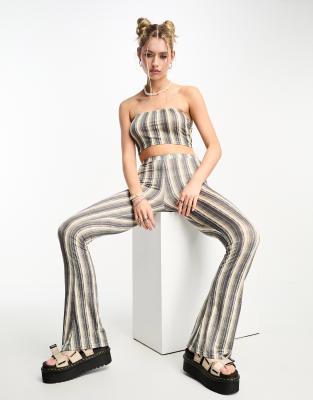 Tammy Girl - Figurbetonte ausgestellte Hose mit ausgefranstem Streifen-Design, Kombiteil-Bunt