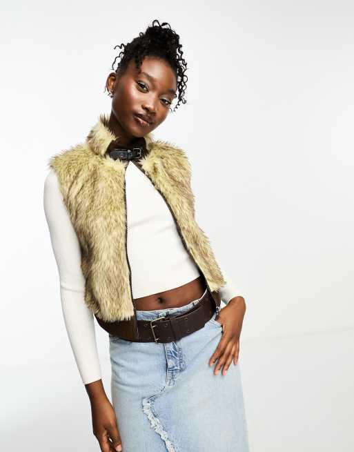 Tammy Girl - Gilet en fausse fourrure avec boucle au col en similicuir