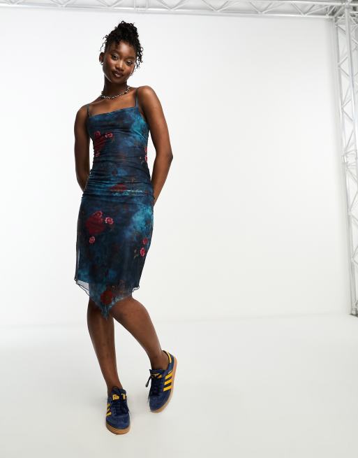 Tammy Girl - Midi jurk met vierkante hals, spaghettibandjes en asymmetrische zoom in retro bloemenprint