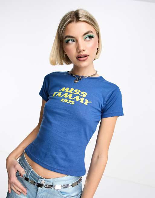 Tammy Girl - T-shirt met Miss Tammy 1975-afbeelding in blauw