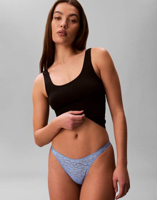 Tanga azul con diseño de pico de encaje Icon Lace de Calvin Klein, 2 de 3