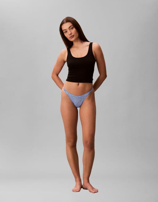 Tanga azul con diseño de pico de encaje Icon Lace de Calvin Klein, 3 de 3