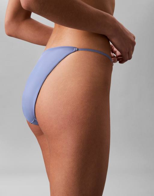 Tanga azul de satén Signature de Calvin Klein, 2 de 3