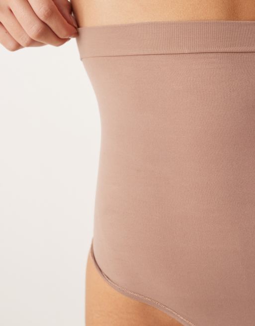 Tanga beis café con leche de talle alto sin costuras SPANXsculpt Seamless Power de Spanx, 4 de 4