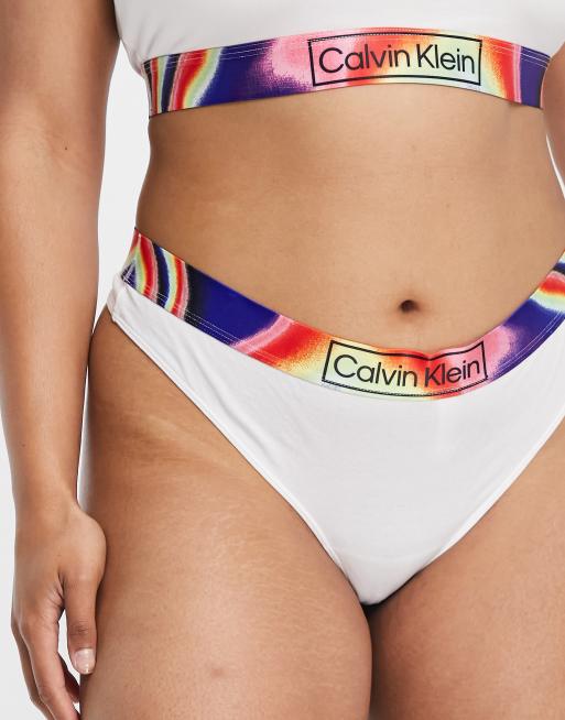 Tanga de hilo monocromático de pernera alta con estampado de corazones de  malla de Calvin Klein