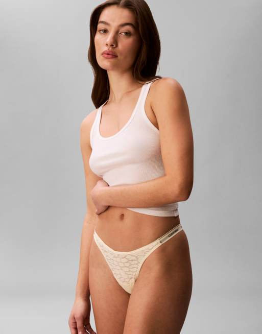 Tanga de hilo amarillo claro con cinturilla de pico Icon Lace de Calvin Klein, 4 de 4