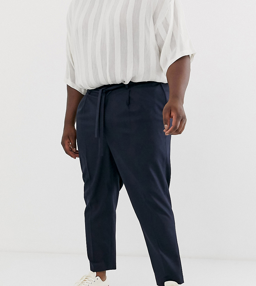 Tapered crop smarte bukser med bindetalje i navy fra ASOS DESIGN Plus-Marineblå