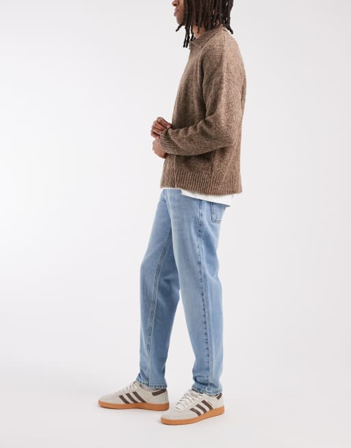 Tapered fit-jeans i let forvasket blå fra ASOS DESIGN, 2 af 5