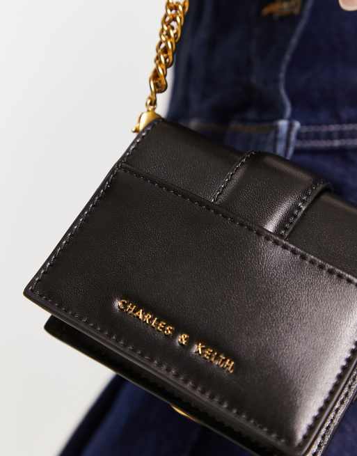 Tarjetero estilo bolso negro con cadena dorada de Charles & Keith, 2 de 4