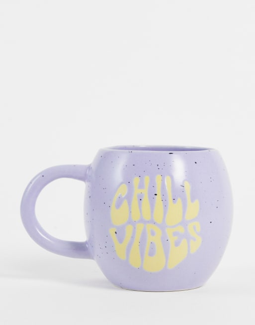 Taza lila con texto 