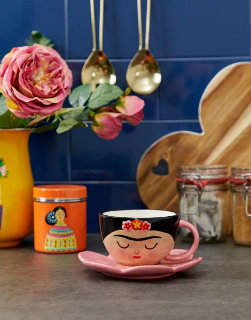 Taza y platillo con diseño de Frida Kahlo de Sass & Belle