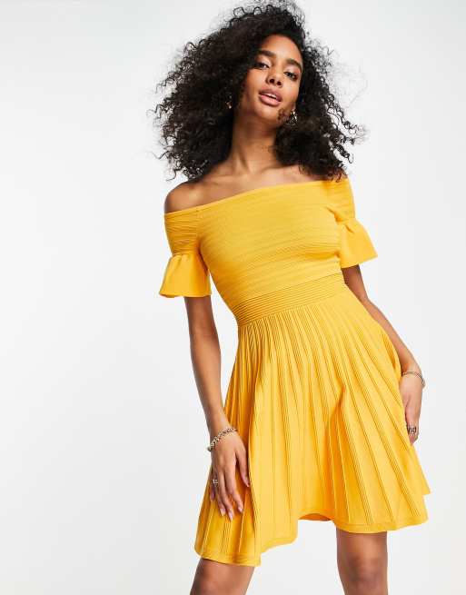 Ted Baker – Criptum – Żółta sukienka mini z dekoltem bardot i falbanką