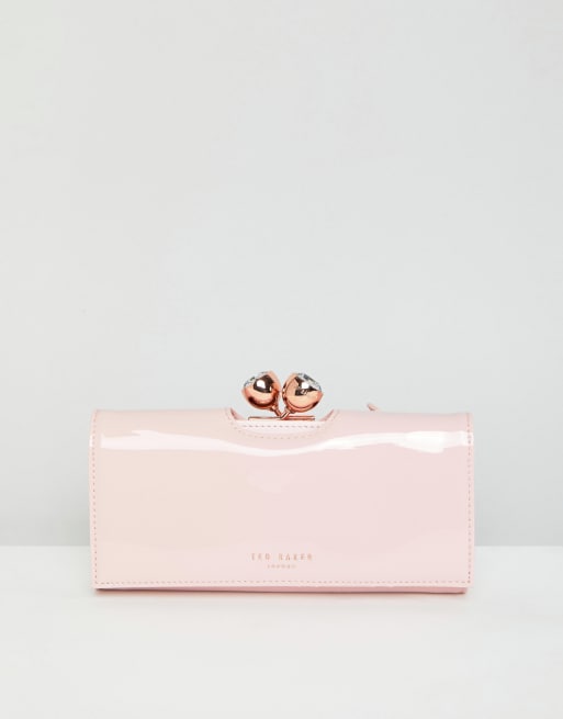 Ted Baker – Handväska i lackat läder med kristallspänne