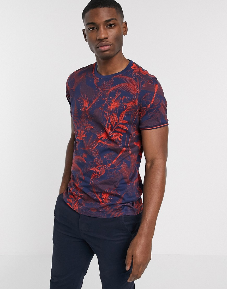 Ted Baker – Marinblå t-shirt med mörkrött blommigt mönster