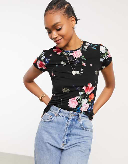 Ted Baker Periie T shirt attillata nera con stampa di fiori di sandalo ASOS