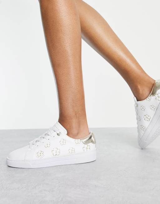 Ted Baker – Taliy – Sneaker in Weiß mit goldenem Magnolien-Muster, 4 von 4