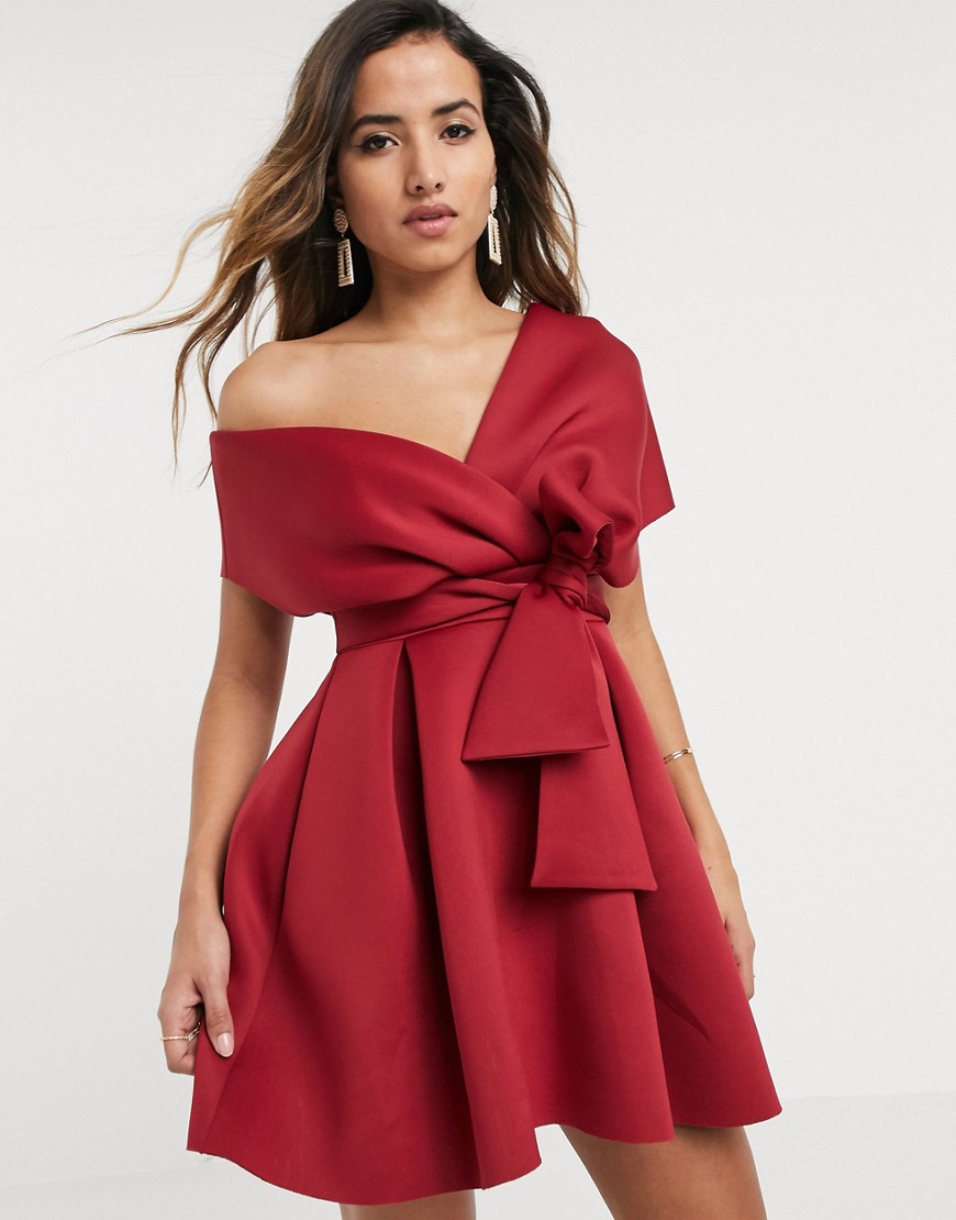 фото Темно-красное платье мини со спущенным плечом, расклешенной юбкой и завязкой asos design-красный