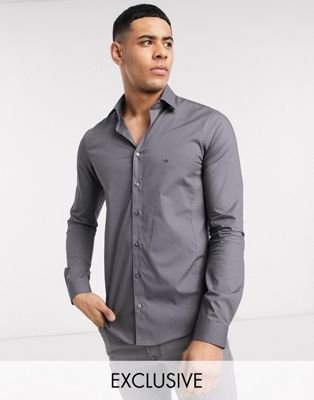 фото Темно-серая приталенная рубашка из легко поддающейся глажке ткани calvin klein эксклюзивно для asos-серый