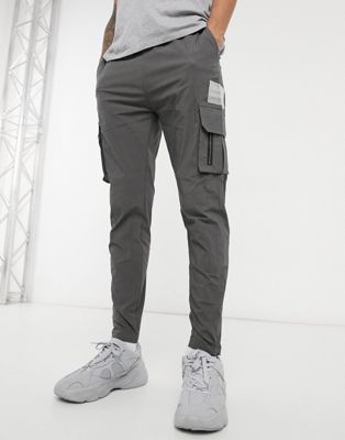 фото Темно-серые джоггеры карго с накладными карманами от комплекта из слегка мятой ткани mauvais-серый