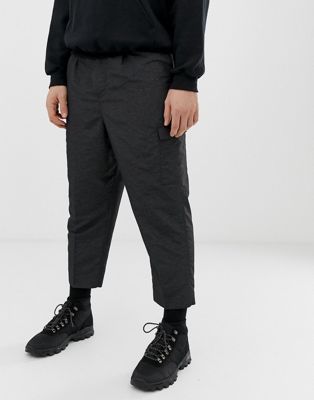 фото Темно-серые суженные книзу спортивные нейлоновые брюки заниженного кроя в строгом стиле asos design-серый