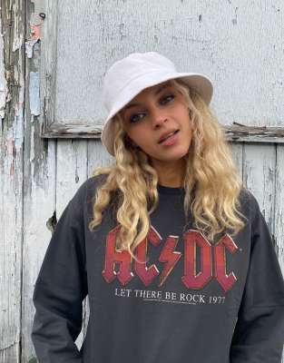 Темно-серый свитшот с принтом AC/DC ASOS DESIGN