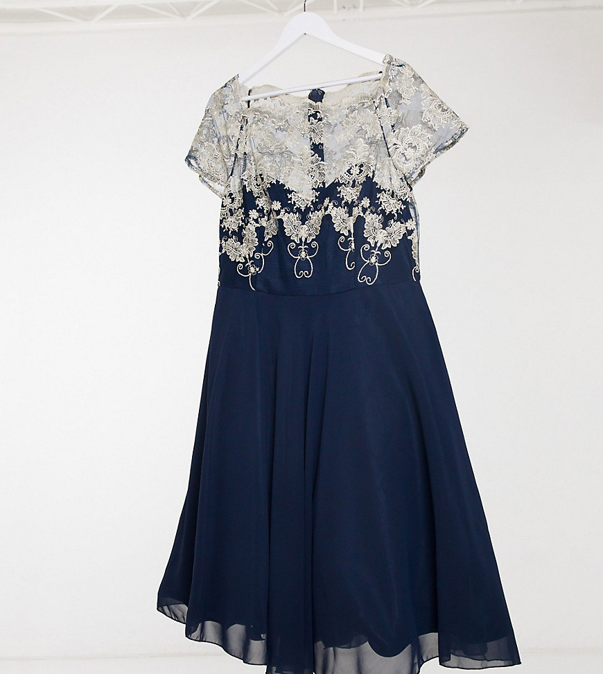 фото Темно-синее короткое приталенное платье с контрастными вставками из кружева chi chi london plus-темно-синий