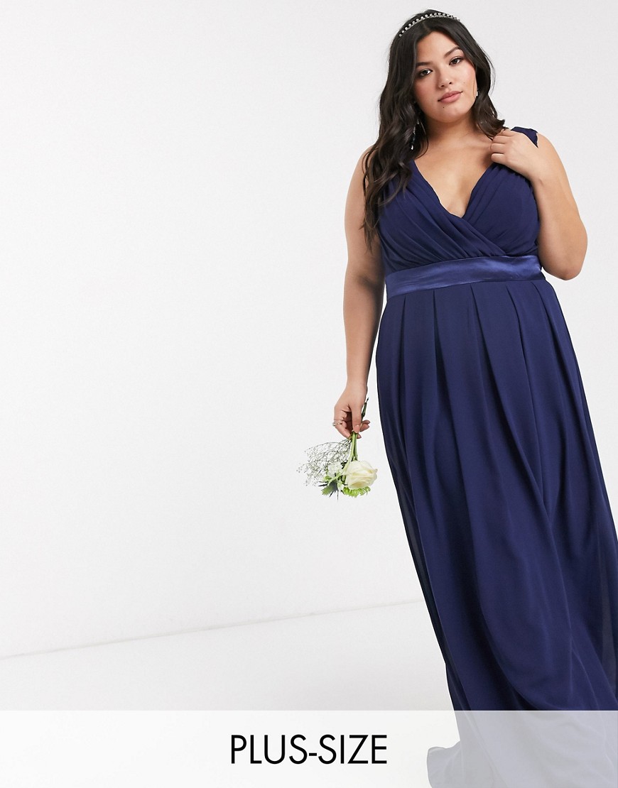 фото Темно-синее платье макси для подружки невесты с запахом и атласным бантом на спине tfnc plus-синий
