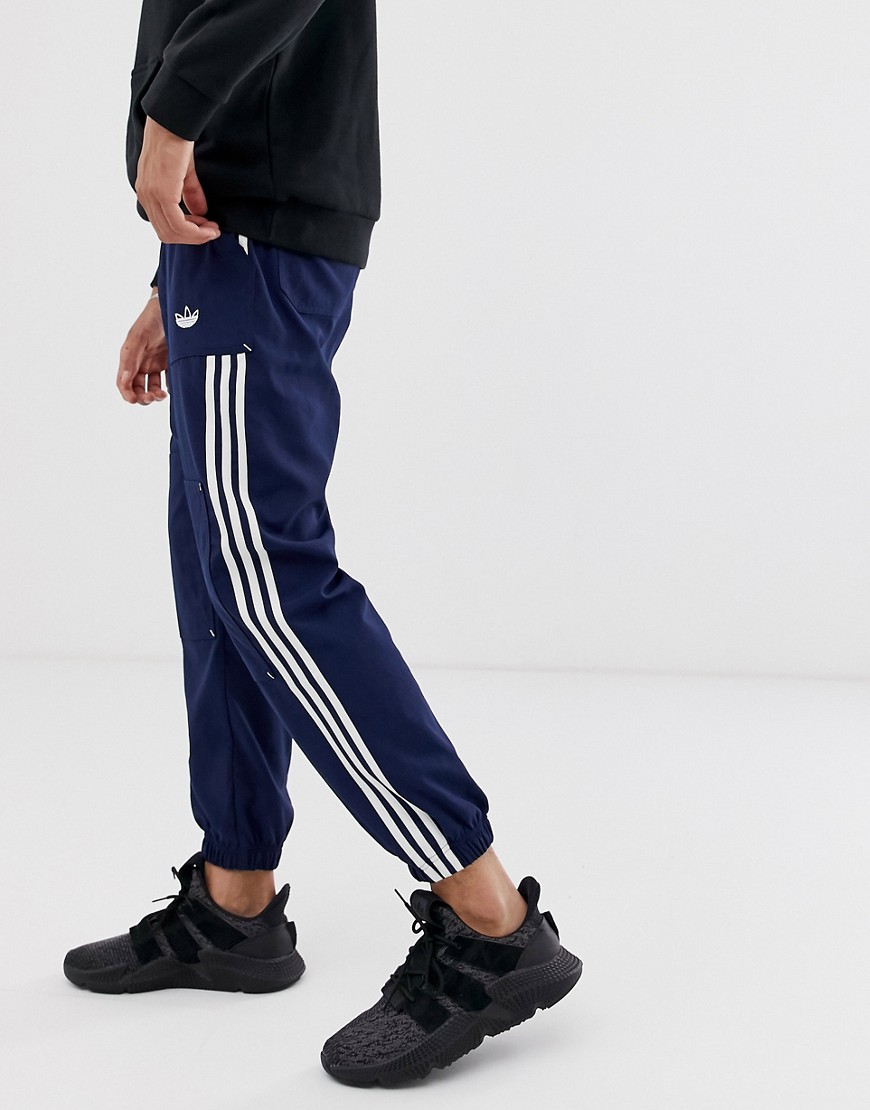 фото Темно-синие брюки с карманами карго adidas originals-темно-синий
