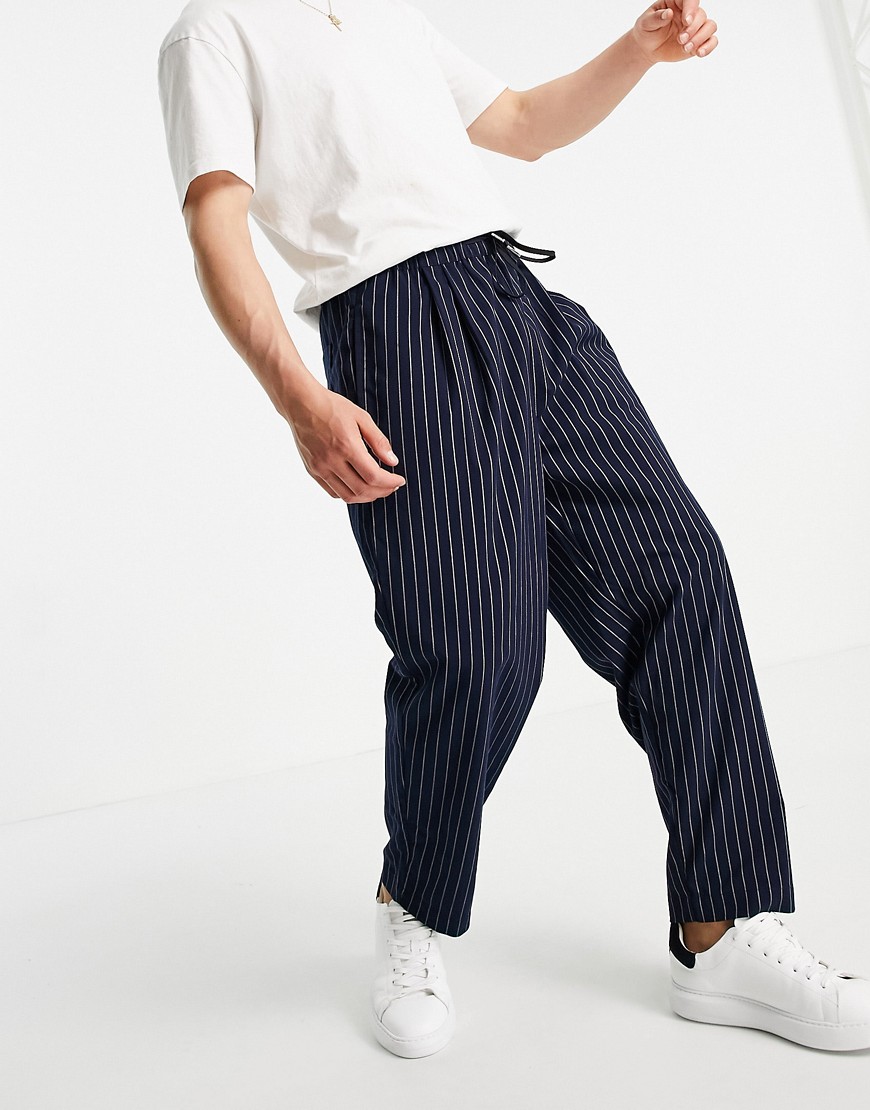 Темно-синие брюки в тонкую полоску с широкими штанинами и складками-Темно-синий ASOS DESIGN 11730843 – цена 2290 ₽ в интернет-магазине ASOS