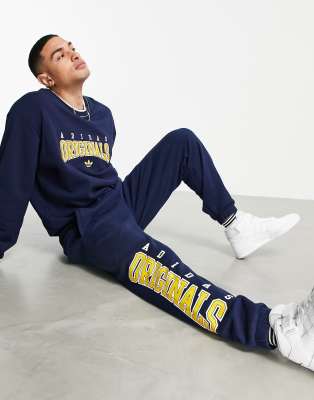 Брюки и чиносы Темно-синие джоггеры с логотипом adidas Originals 'Retro Revival'-Темно-синий