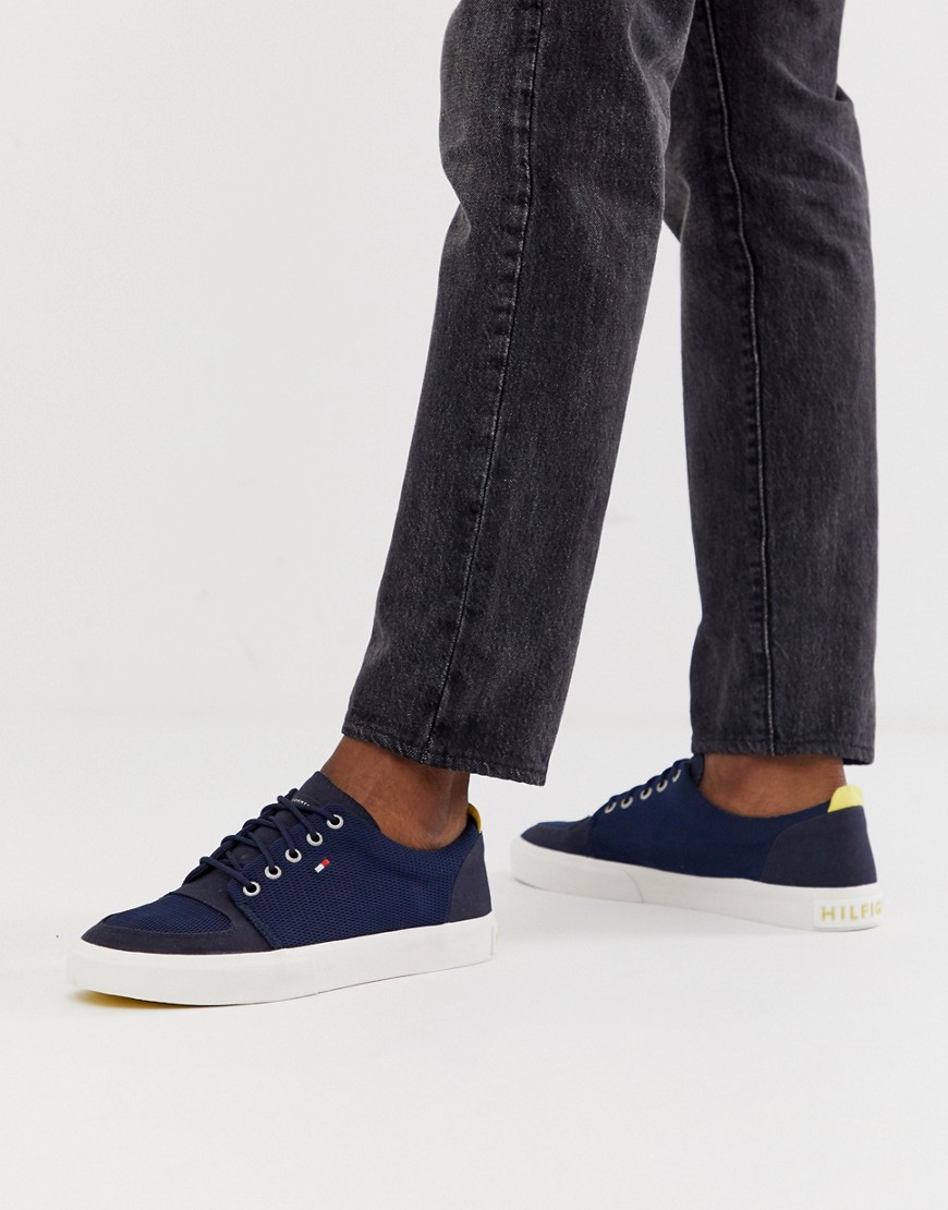 фото Темно-синие кроссовки с названием бренда на пятке и логотипом tommy hilfiger-темно-синий