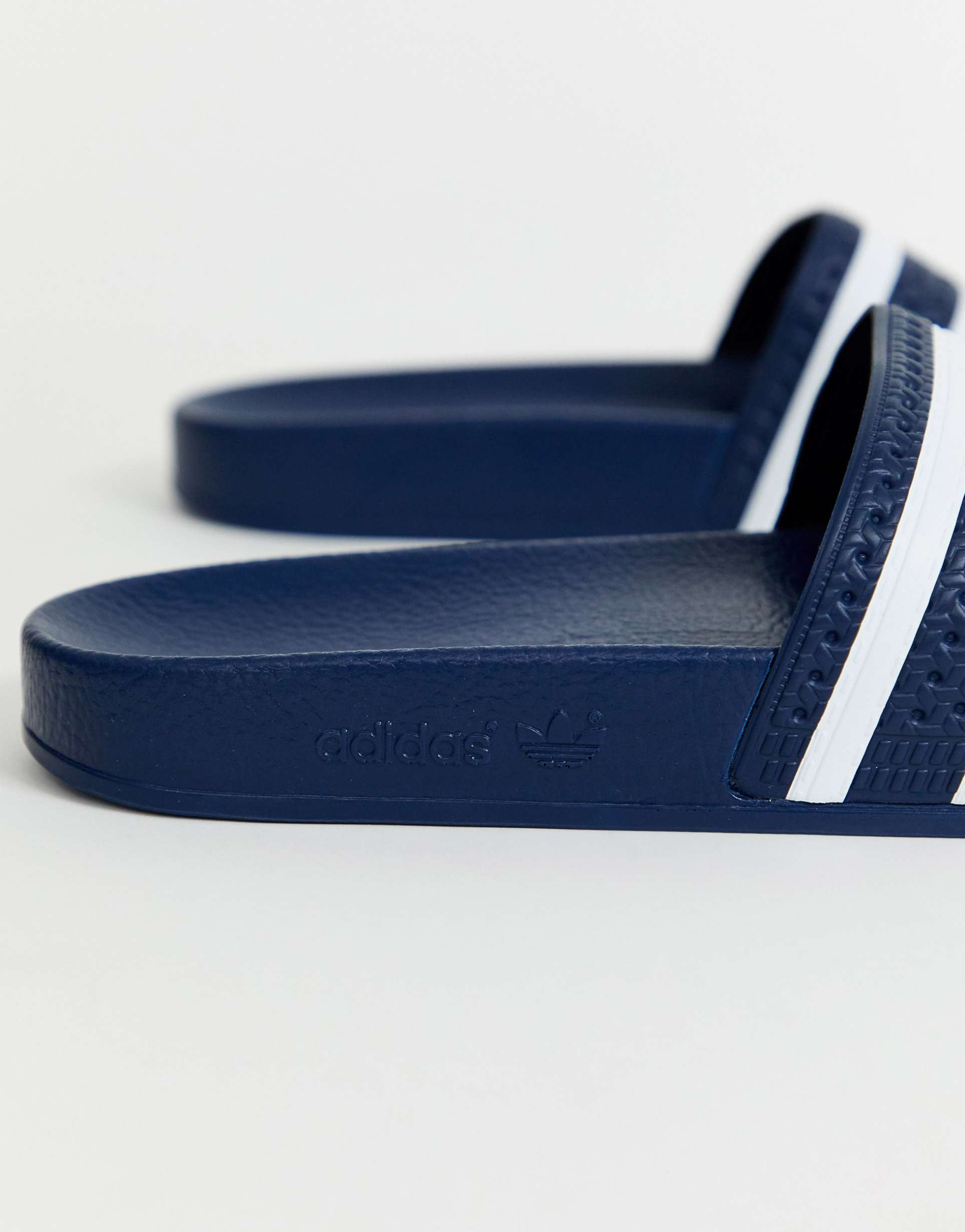 Сланцы адидас оригинал. Adidas Originals Adilette. Adidas Originals шлепанцы. Шлепки адидас оригинал. Шлёпки adidas Adilette 22.