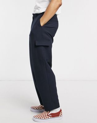 фото Темно-синие строгие брюки до щиколотки с карманами-карго asos design-серый