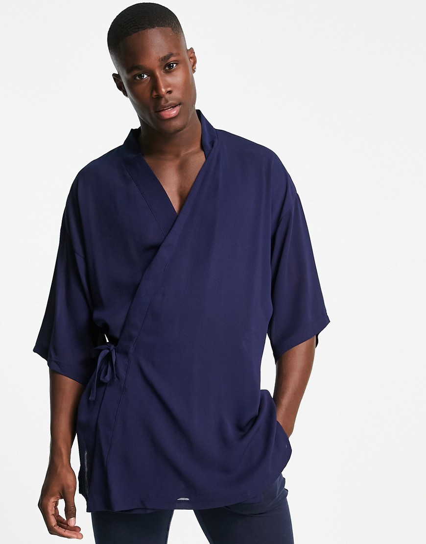 фото Темно-синий короткий халат от комплекта из легкого материала с завязкой сбоку asos design