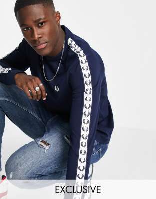 Однотонные футболки Темно-синий лонгслив с декоративной тесьмой Fred Perry – эксклюзивно для ASOS