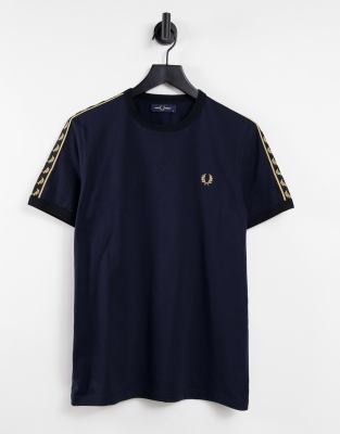 фото Темно-синяя футболка с золотистой окантовкой fred perry-темно-синий