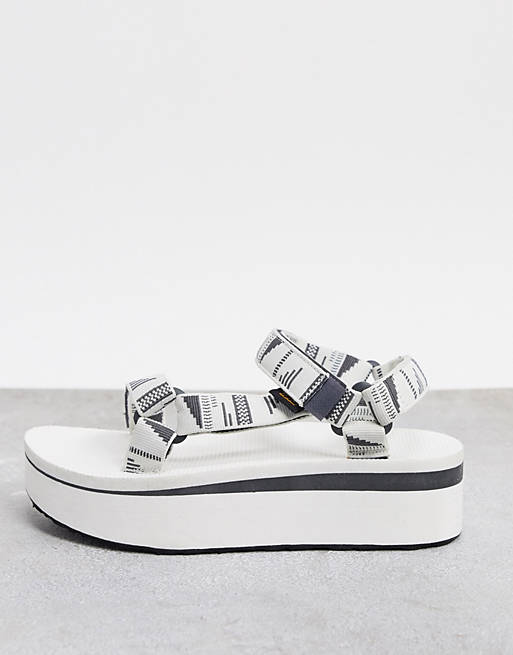 Teva – Białe sandały na grubej płaskiej platformie